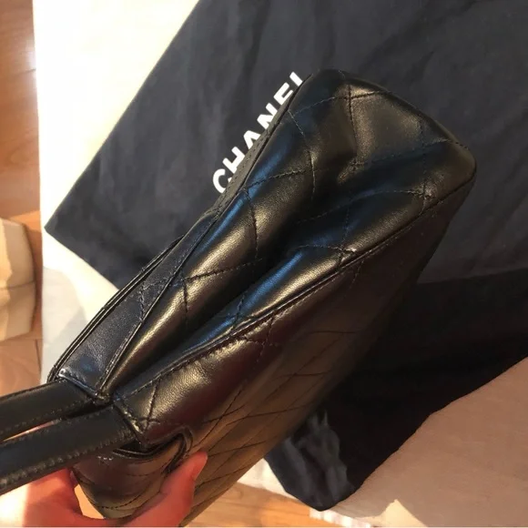 CHANEL double loop in smooth leather and gold hardware - Picture 6 of 12